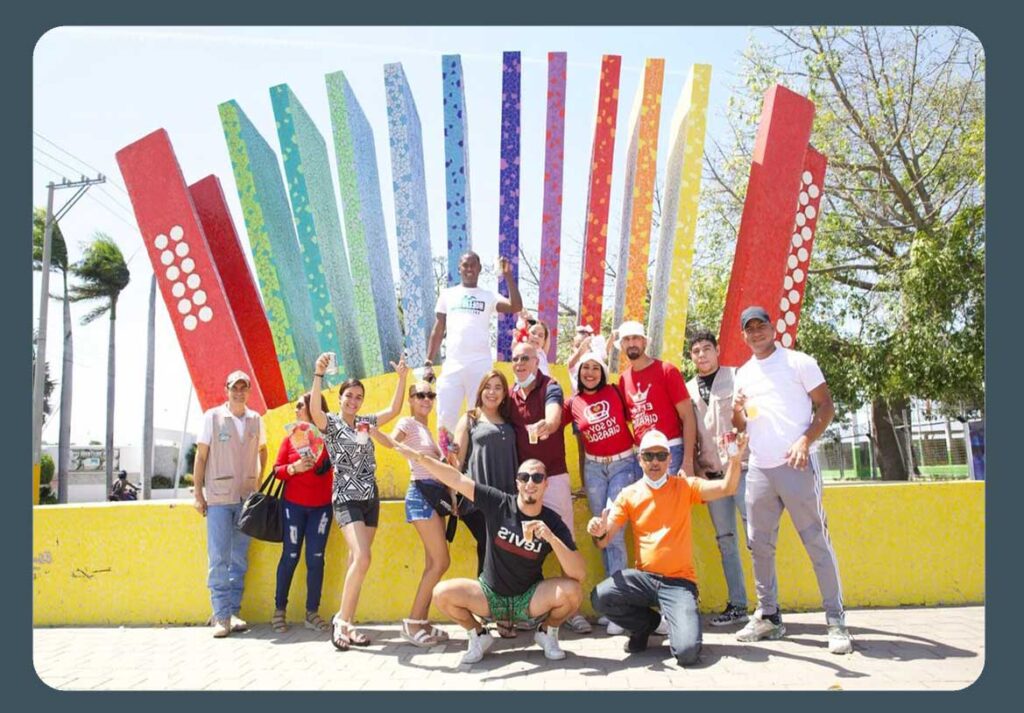 tours en valledupar con turistas visitando escultura con acordeon