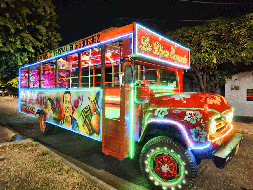 chiva-rumbera-con-luces-en-valledupar