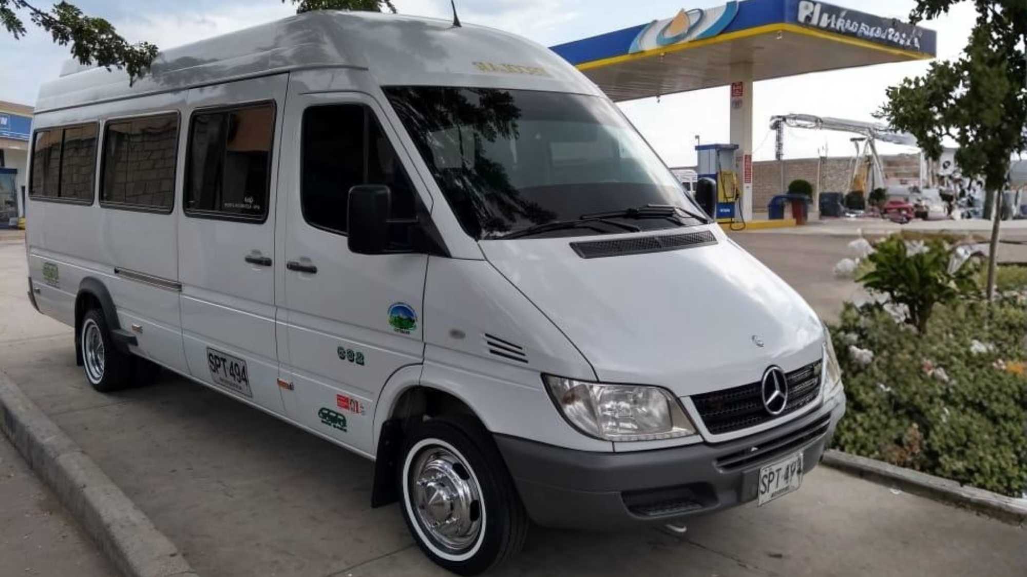 transporte privado foto de una van de vallenatur