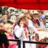 festivales colombia hombre tocando instrumento en procesion