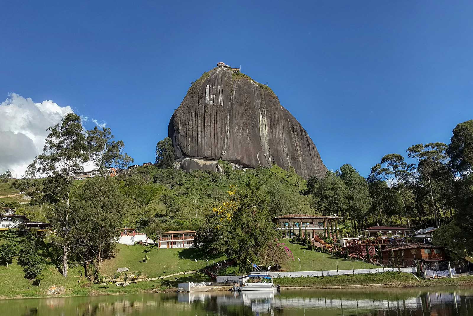 piedra del peñon en medellin feria de las flores