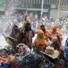 gentre llena de harina en carnaval negros y blancos con vallenatour