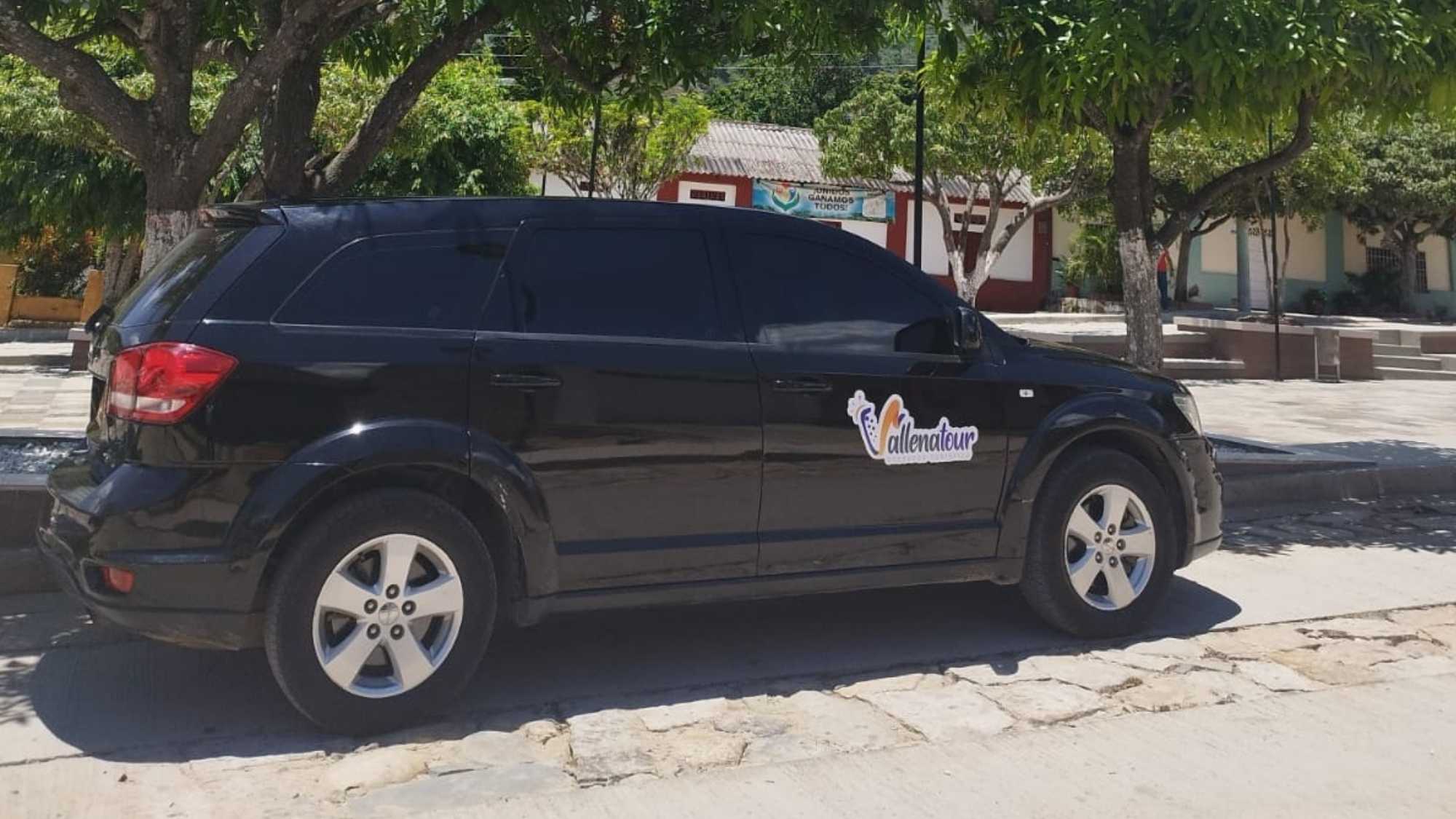 transporte valledupar foto de un carro con el logo de vallenatour